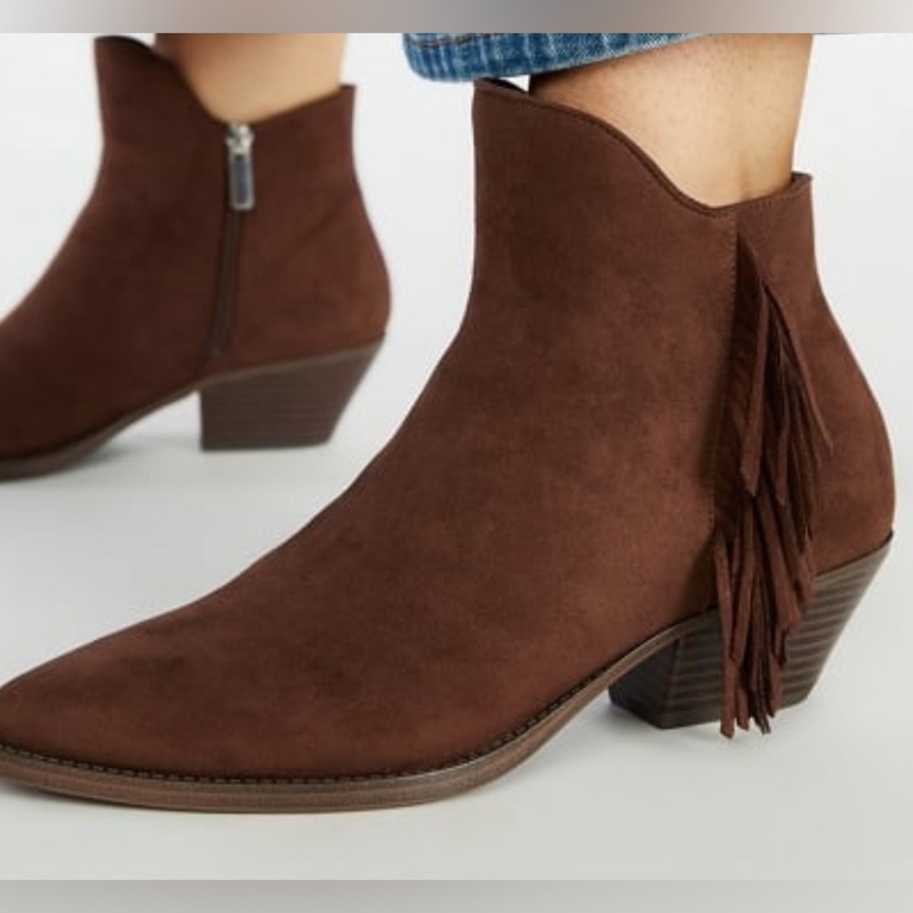 Tahlea Pointed Toe Boot - Picture 8 of 9